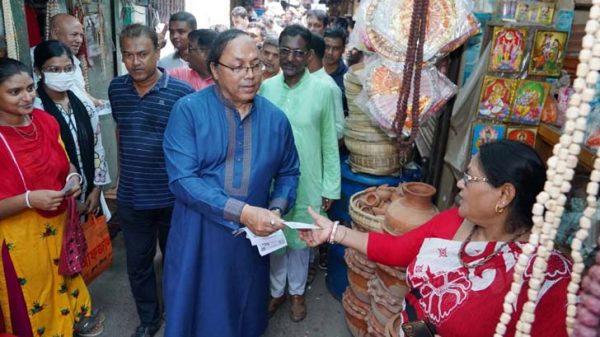 নির্বাচন উৎসবমুখর রাখার অঙ্গীকার নৌকার প্রার্থীর, মাঠে আছে লাঙ্গল-গোলাপ ফুল