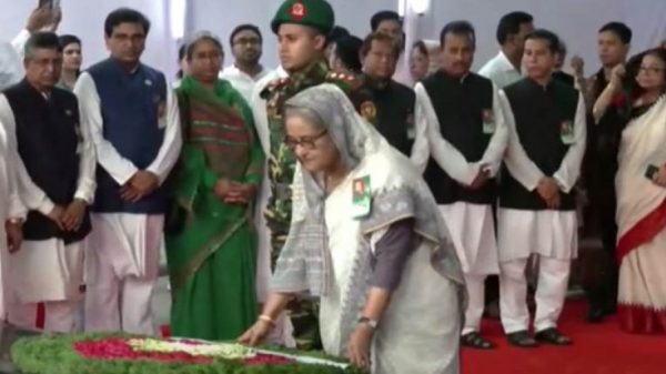 ৬ দফা দিবসে বঙ্গবন্ধুর প্রতিকৃতিতে প্রধানমন্ত্রীর শ্রদ্ধা